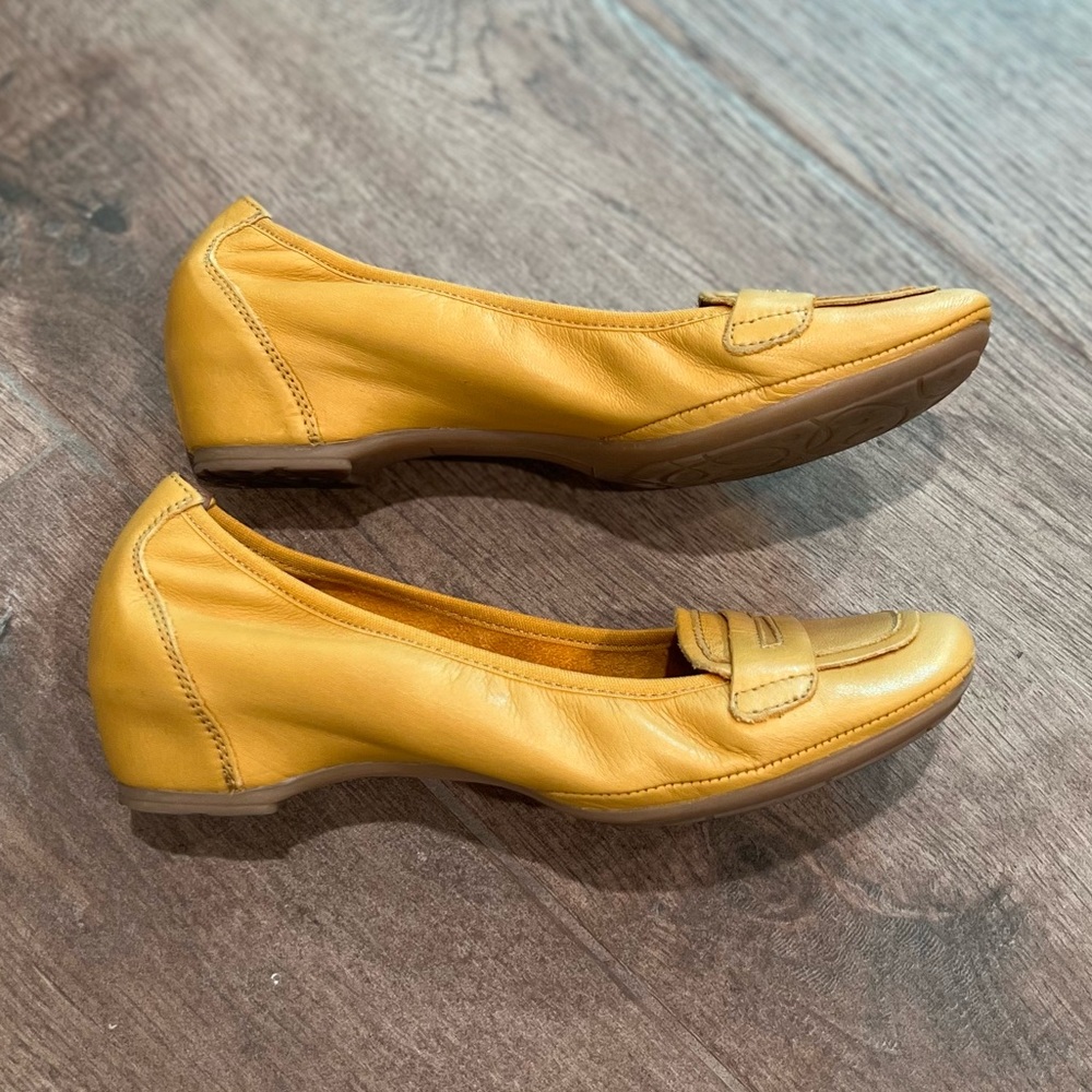 Vintage Tierra genuine leather yellow loafer flat Euro size 36 Made in Spain